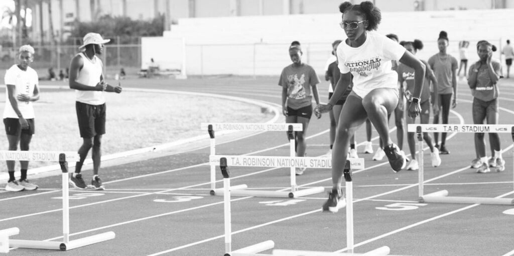 Entrenamiento de atletismo con vallas