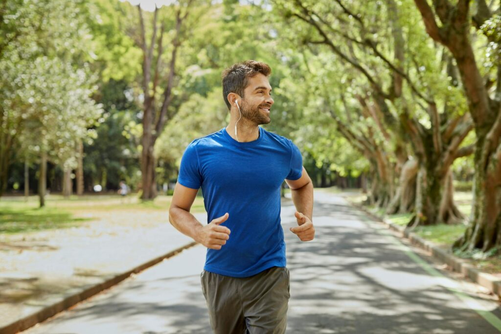 Persona corriendo al aire libre para controlar el peso de forma efectiva con running