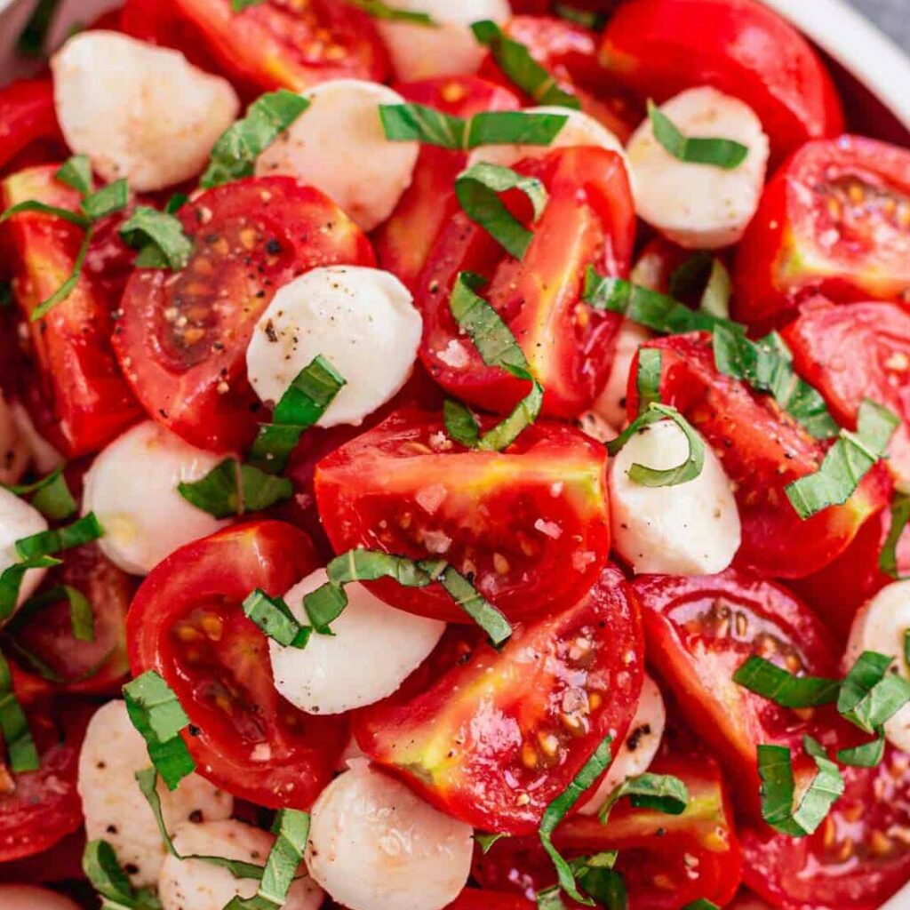 ensalada de tomate y albahaca