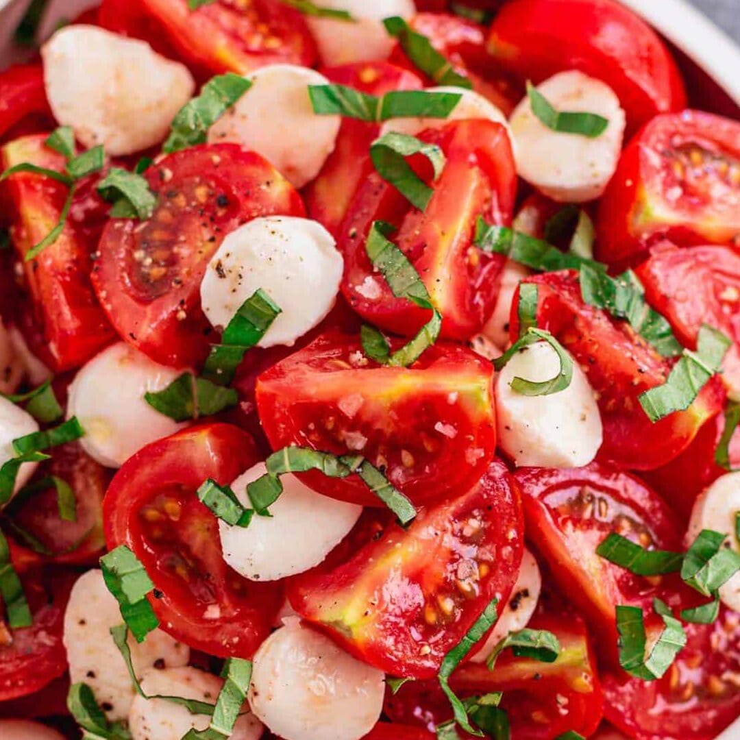 ensalada de tomate con albahaca y aceite de oliva