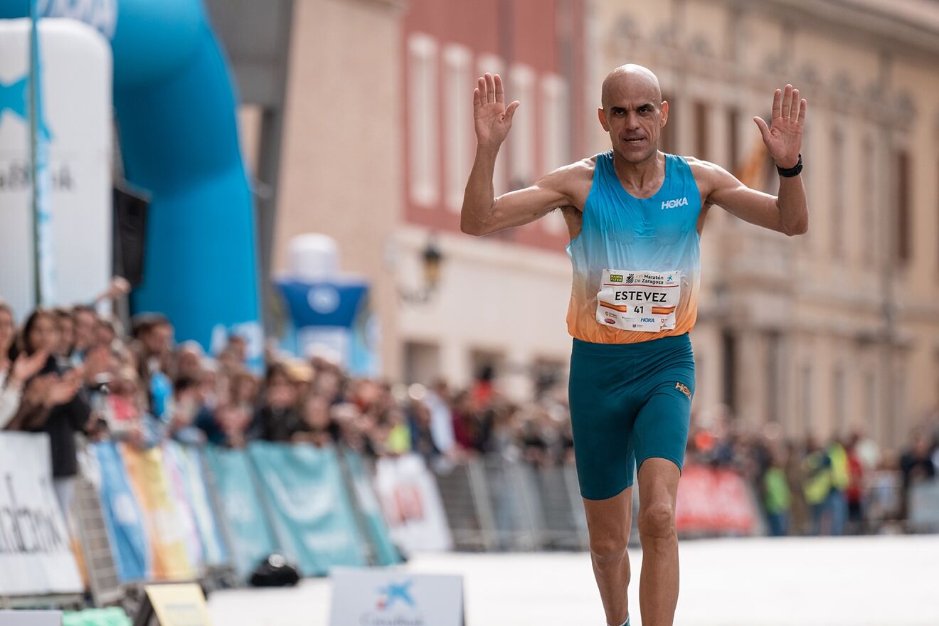 Reyes estévez corriendo la maratón de valencia 2024